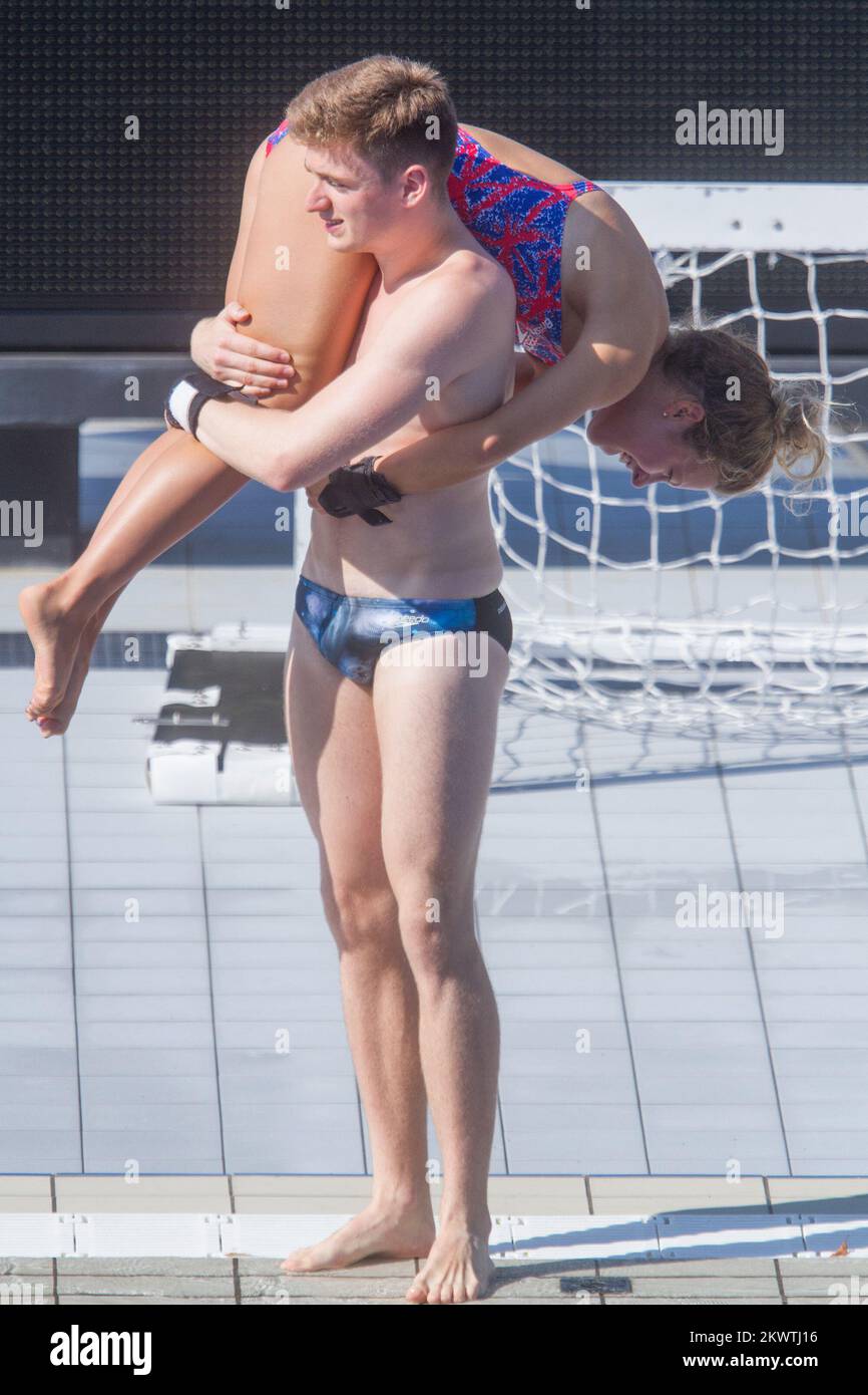 Shanice Lobb und Matthew Lee genießen Traatg an den Pools in Kantrida, Rijeka, Kroatien. Stockfoto