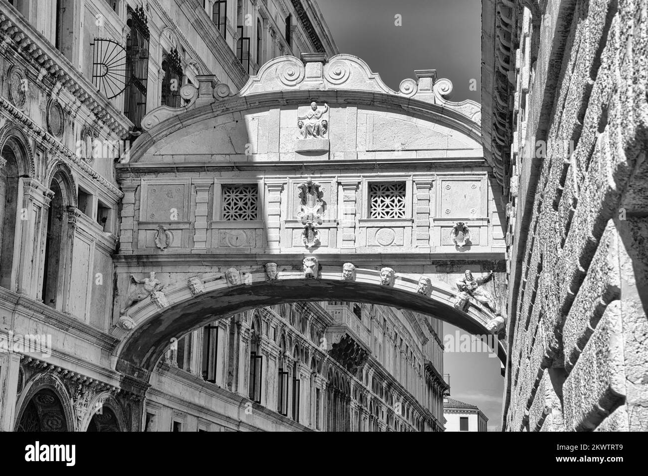 Die Seufzerbrücke oder Ponte dei Sospiri ist eine Brücke in Venedig und der Kanal rio del Palazzo, Italien. Stockfoto