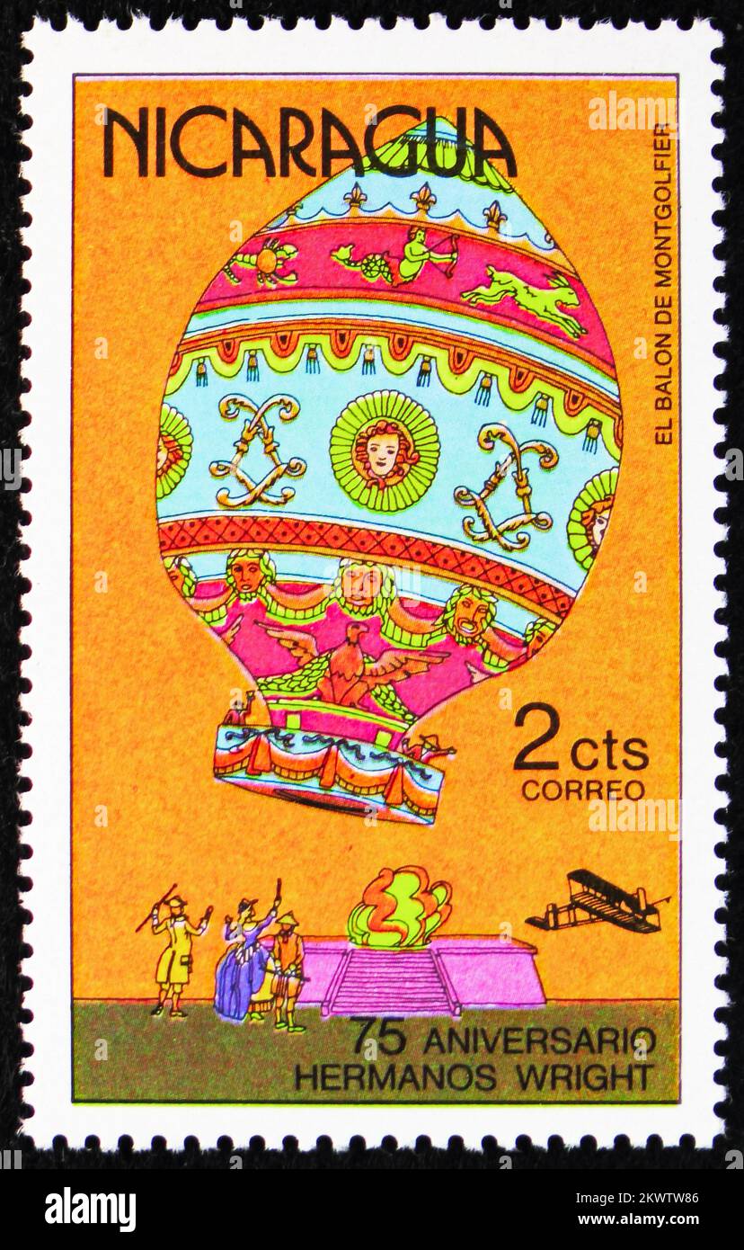 MOSKAU, RUSSLAND - 29. OKTOBER 2022: In Nicaragua gedruckte Briefmarke zeigt Montgolfier Ballon, 75. Jubiläum First Powered Flight by the Wright Br Stockfoto