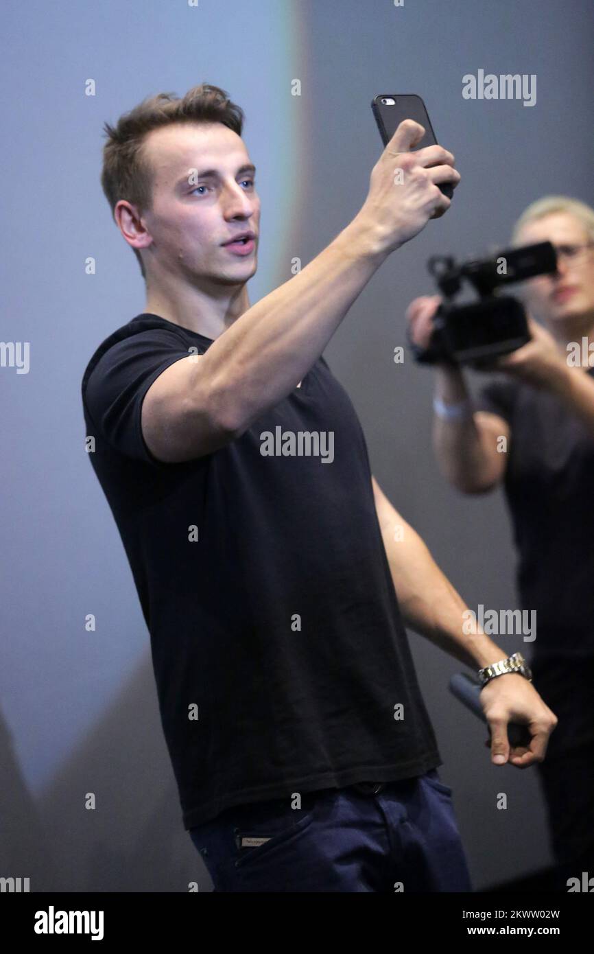 24.11.2015., Zagreb, Kroatien - Youtube Sensation Vitaly Zdorovetski nach der Eröffnung des youtube-Kanals hing Joomboos herum und posierte mit Fans. Foto: Grgur Zucko/PIXSELL Stockfoto