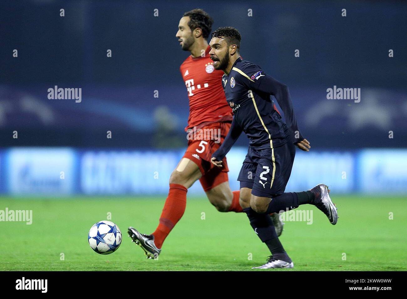 09.12.2015., Zagreb, Kroatien - UEFA Champions League, Gruppe F, Runde 6, GNK Dinamo - Bayern Muenchen. El Arabi Hilal Soudani, Medhi Benatia. Foto: Goran Stanzl/PIXSELL Stockfoto