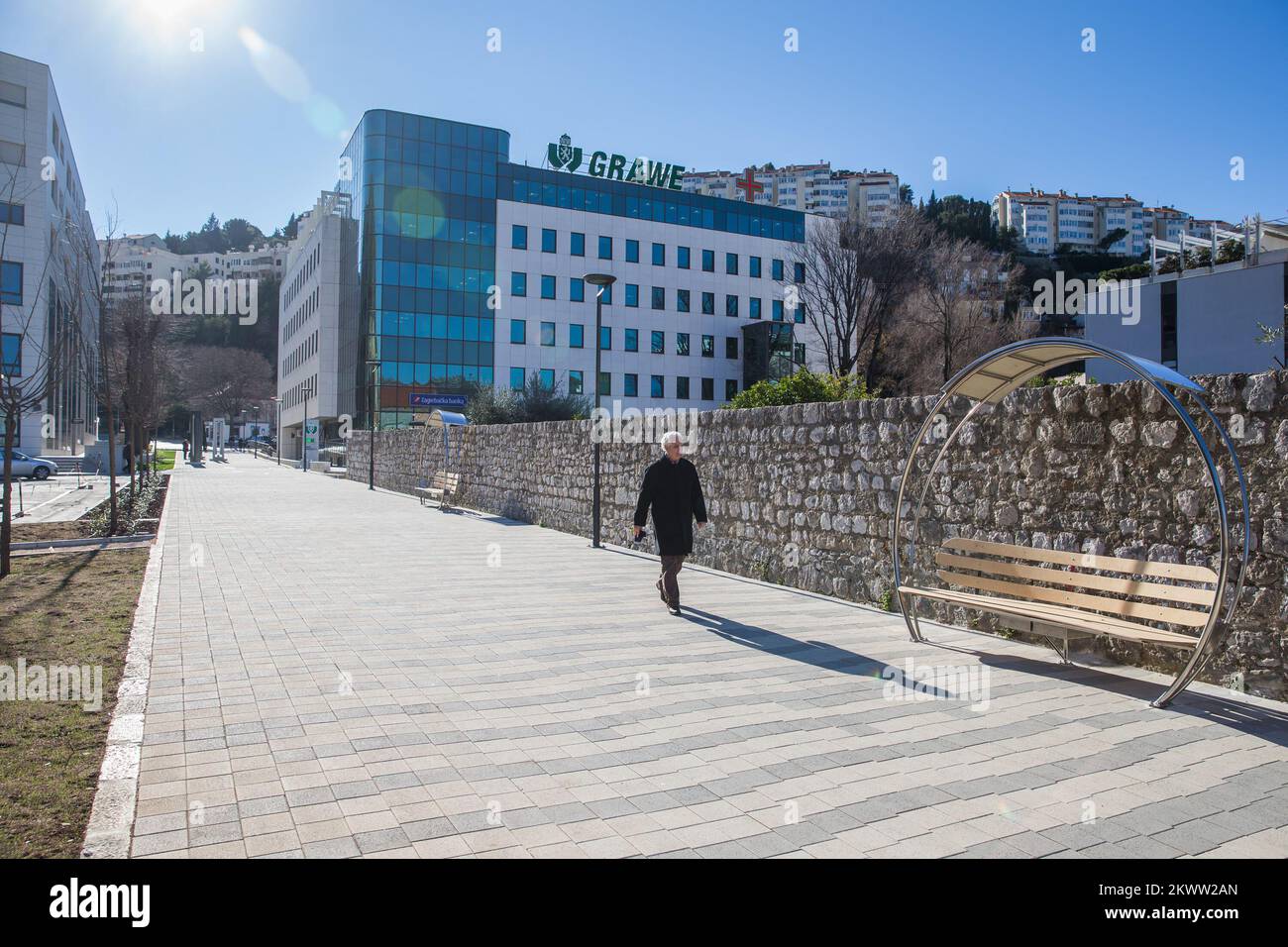 22.01.2016., Kroatien, Gruz (Bahnhof Lapad), Dubrovnik - neu gestaltete Promenade mit „intelligenten Bänken“ in der Straße von dr. Ante Starcevic. Stockfoto