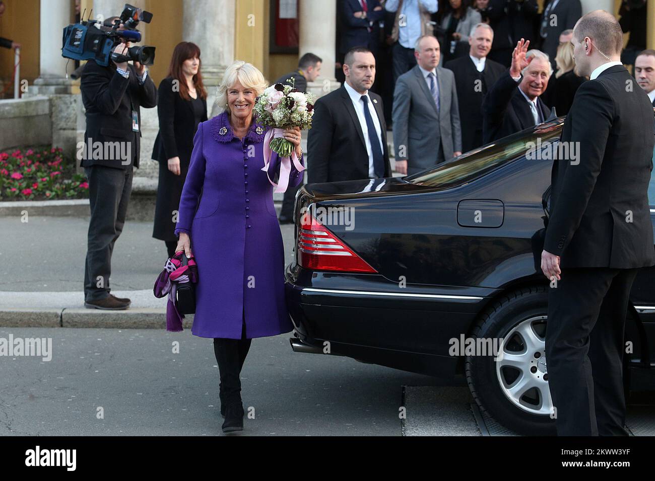 14.03.2016., Zagreb, Kroatien - britischer Kronprinz Charles und seine Frau Camilla, die Herzogin von Cornwall, besuchen Kroatien im Rahmen einer Regionalreise, die Serbien, Montenegro und den Kosovo umfasst. Sie besuchten das kroatische Nationaltheater und nahmen an einem Programm zur Erinnerung an den 400.. Todestag von William Shakespeare Teil. Das königliche Paar verlässt das Theater. Stockfoto