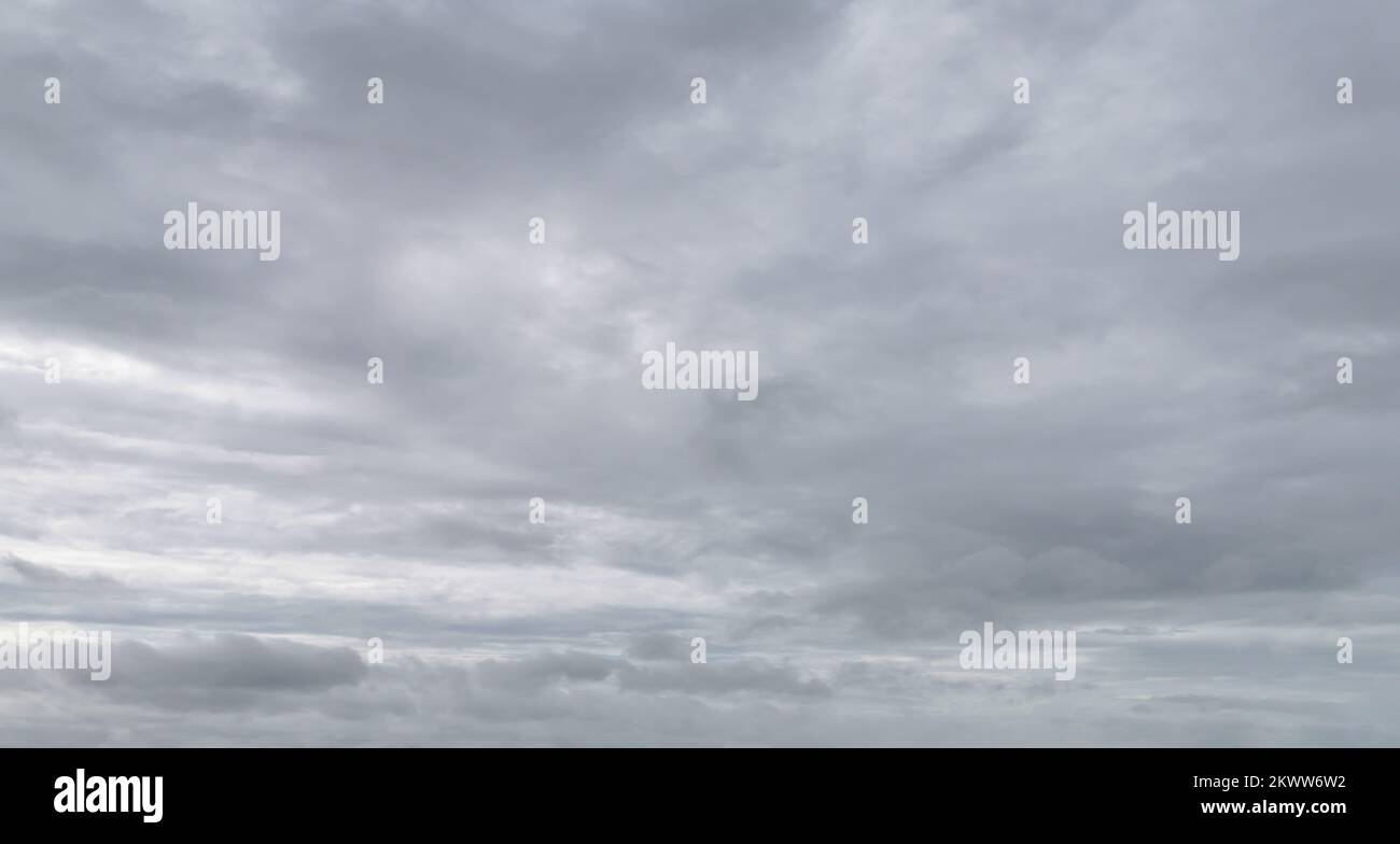 Schöner, wolkiger, stürmischer Himmel im Herbst an einem schönen Tag Stockfoto