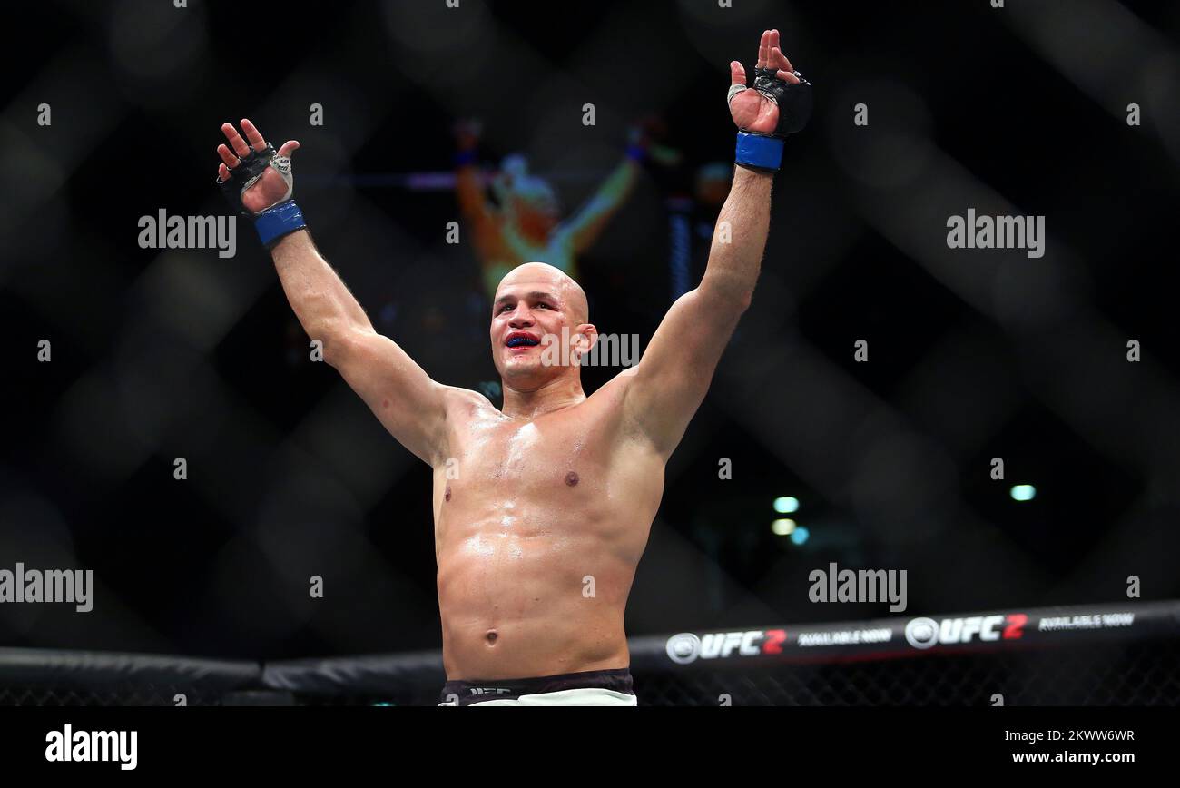 10.04.2016., Arena Zagreb, Zagreb, Kroatien - UFC Fight Night 86, Schwergewichtskampf, Ben Rothwell gegen Junior Dos Santos. Foto: Slavko Midzor/PIXSELL Stockfoto