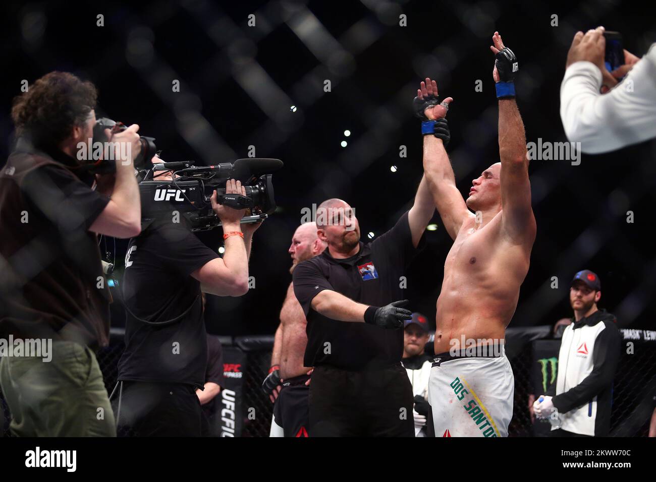 10.04.2016., Arena Zagreb, Zagreb, Kroatien - UFC Fight Night 86, Schwergewichtskampf, Ben Rothwell gegen Junior Dos Santos. Foto: Slavko Midzor/PIXSELL Stockfoto