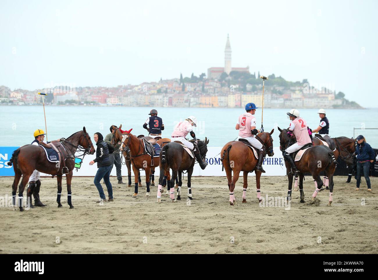 13.05.2016., Kroatien, Rovinj - das erste internationale Beach-Polo-Turnier in Kroatien hat in Rovinj an der Westküste der istrischen Halbinsel begonnen. Das internationale Event mit 4 Teams endet am Sonntag und bietet Spielern aus aller Welt sowie 50 argentinische Pferde. Stockfoto