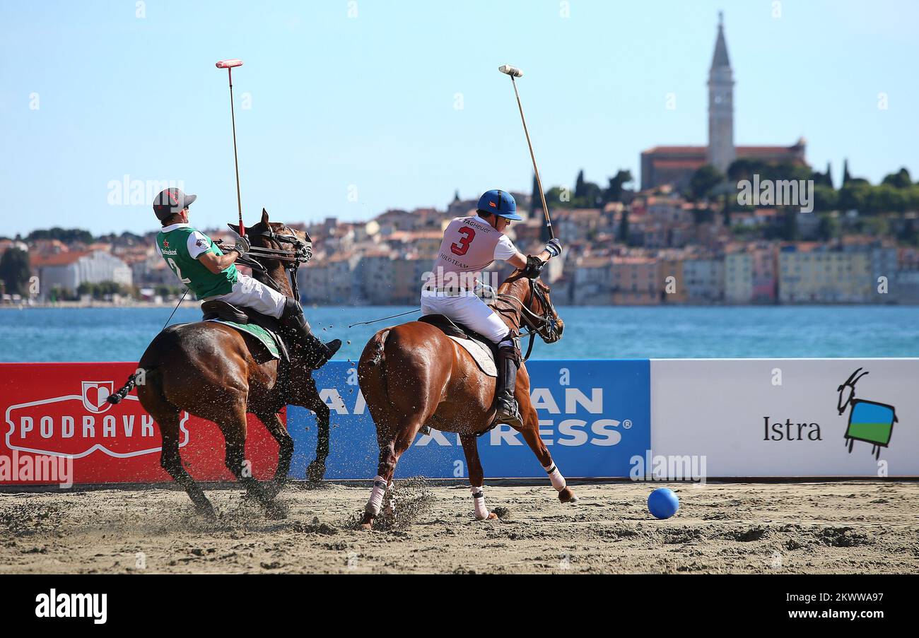 14.05.2016., Kroatien, Rovinj - der zweite Tag der ersten Ausgabe des Rovinj Beach Polo Turniers, ein einzigartiges Sport- und Touristenevent in Kroatien und der Region, für die die vier internationalen Spielerteams mit fünfzig Pferden auf sandigem Boden gegeneinander antreten. An der Eröffnungszeremonie, die nach dem ersten Turnier stattfand, nahmen zahlreiche Berühmtheiten aus Politik, Wirtschaft und Unterhaltungswelt aus der ganzen Welt Teil. Stockfoto