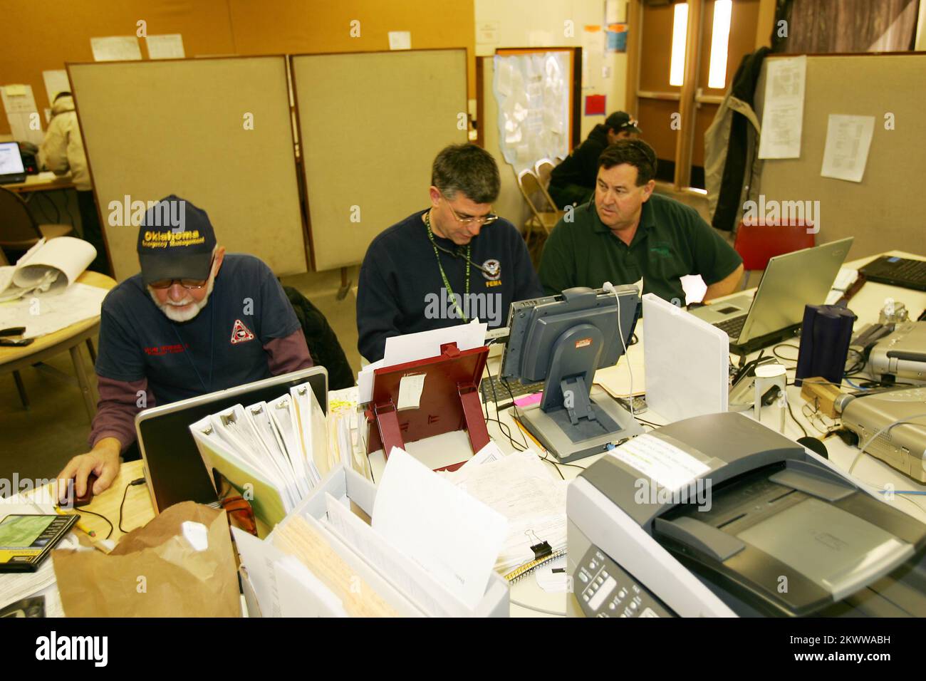 Severe Wildfire Threat, Shawnee, OK, 18. Januar 2006 Oklahoma Emergency Manager Bob Worrell, Steve Palladino und Melvin Potter koordinieren die Brandbekämpfung von der Incident Command Post, die im Shawnee Expo Center eingerichtet wurde. Bob McMillan/FEMA Photo.. Fotos zu Katastrophen- und Notfallmanagementprogrammen, Aktivitäten und Beamten Stockfoto