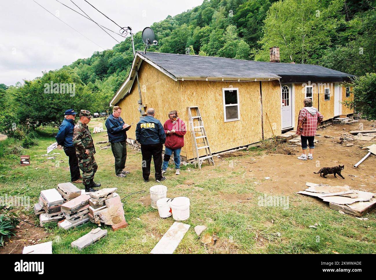 Schwere Stürme, Überschwemmungen und Erdrutsche, Panther, WV, Am 20. Mai 2002 treffen sich Mitglieder der Community Relations and Human Services während des Projekts mit isolierten Opfern der Sturzflut, die Südwest-Virginia traf, um der FEMA Hilfe anzubieten. Bob McMillan/FEMA Photo.. Fotos zu Katastrophen- und Notfallmanagementprogrammen, Aktivitäten und Beamten Stockfoto