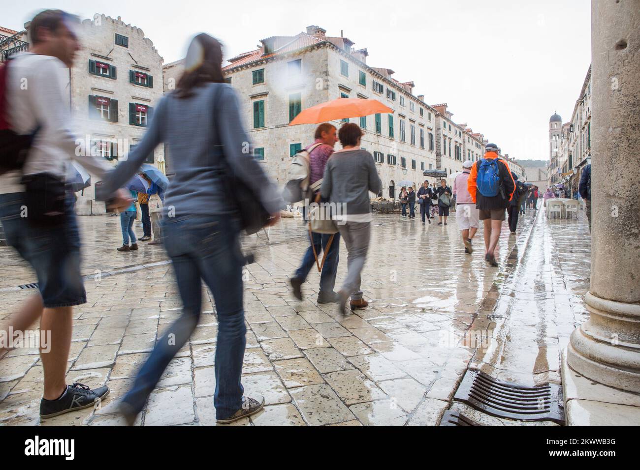 24.05.2016., Kroatien, Dubrovnik - das schlechte Wetter hat Touristen nicht davon abgehalten, die Sehenswürdigkeiten zu sehen Stockfoto