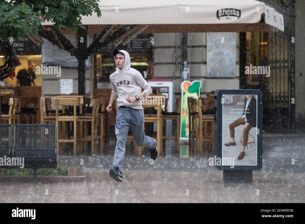 06.06.2016., Zagreb, Kroatien - der Frühlingsregen hat die Bürger auf dem Platz Petar Preradovic (Blumenplatz) überrascht. Stockfoto