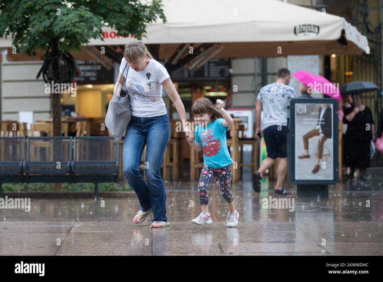 06.06.2016., Zagreb, Kroatien - der Frühlingsregen hat die Bürger auf dem Platz Petar Preradovic (Blumenplatz) überrascht. Stockfoto