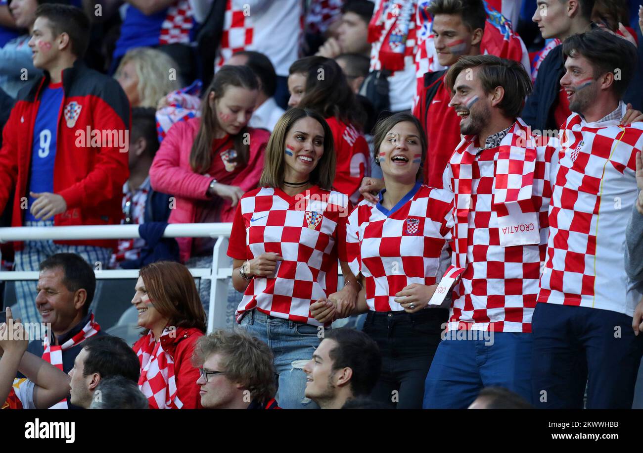 25.06.2016 . , Linse , Frankreich - UEFA EURO 2016, Runde 16 , Kroatien - Portugal. Franka Batelic, Vedran Corlukas Freundin mit seiner Familie. Stockfoto