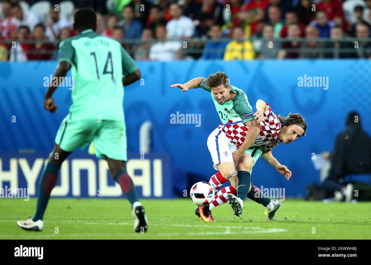 25.06.2016., Lens, Francuska - UEFA EURO 2016., osmina finala, Hrvatska - Portugal. Luka Modric, Adrien Silva Stockfoto