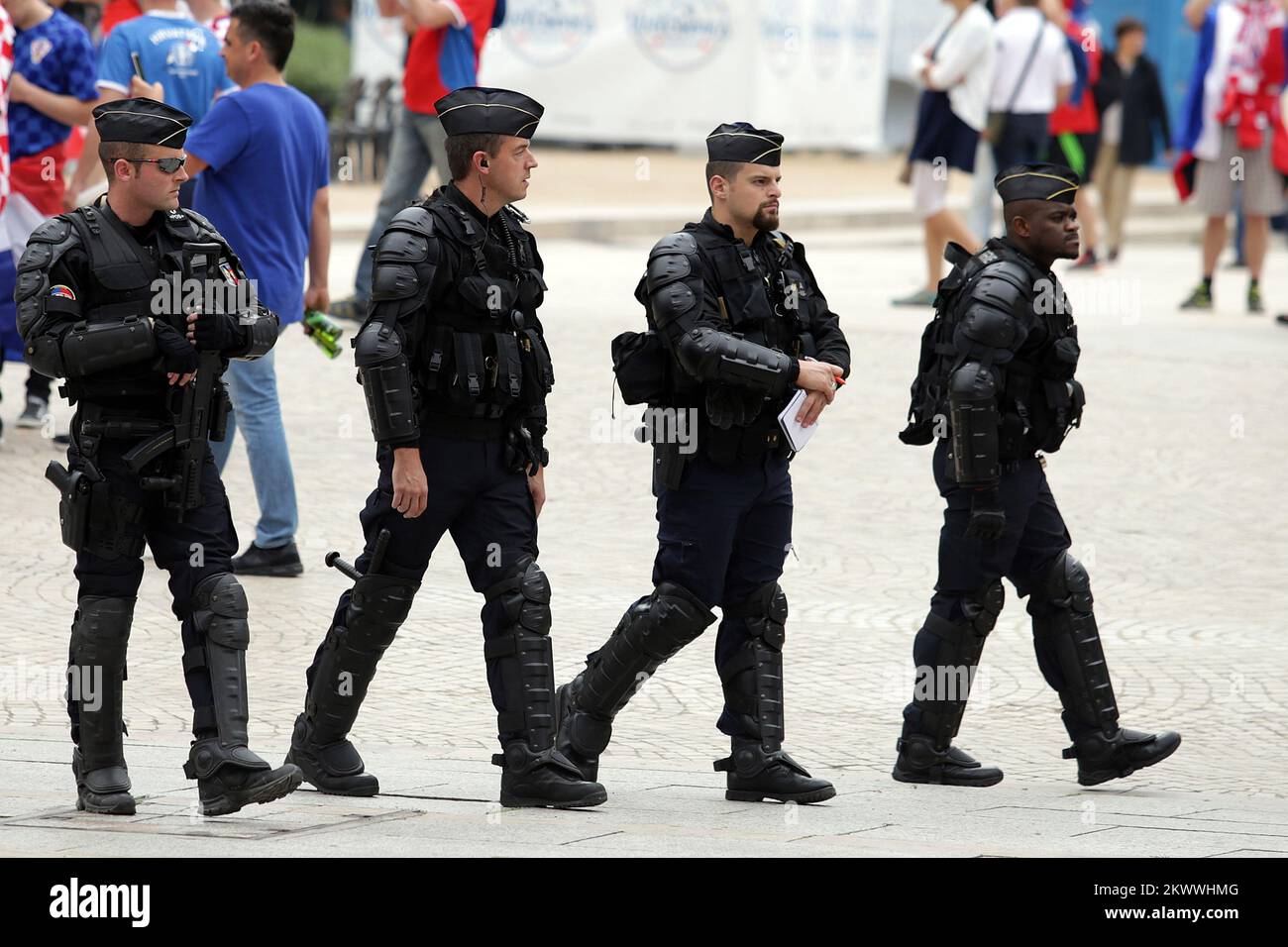 17.06.2016., Saint-Etienne, Frankreich - Kroaten und tschechischen Fans am Tag des Spiels zwischen Tschechien und Kroatisch hatten Spaß in der Stadt. Sicherheit auf den Straßen der Stadt. Foto: Goran Stanzl/PIXSELL Stockfoto