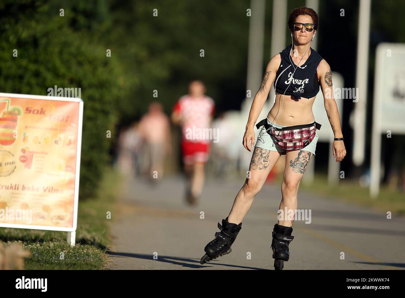 04.07.2016., Zagreb, Kroatien - die Bürger genießen sonniges und warmes Wetter zur Erholung oder zum Spazierengehen am Jarun-See. Rollerblading am See Stockfoto