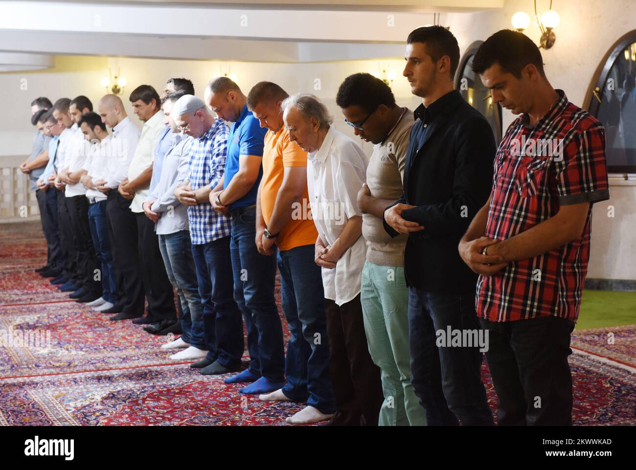 05.07.2016., Zagreb, Kroatien - mit sabah-namaz, dem Morgengebet, in der Moschee begann die Feier des ersten Tages von Eid al-Fitr. Es ist das zentrale Fest des Islam, das das Ende des Ramadan markiert, des heiligen islamischen Fastens. Stockfoto