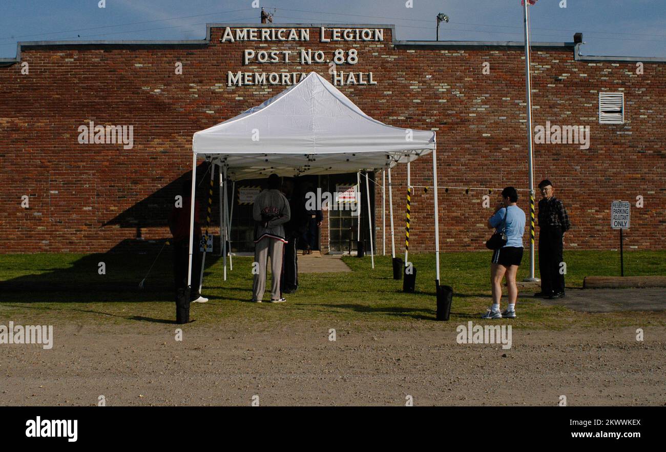 Schwere Stürme, Tornados und Überschwemmungen, Caruthersville, MO, 4-11-06 Mitarbeiter der FEMA arbeiten mit staatlichen und lokalen Behörden zusammen, um den Stadtbewohnern von Caruthersville, Missouri, zu helfen und Informationen bereitzustellen, die von dem Tornado betroffen sind, der die Stadt am 2. April 2006 heimsuchte. Es wurde ein Disaster Recovery Center (DRC) eingerichtet, in dem die Mitarbeiter Informationen einholen und sich für Dienste registrieren können. Fotos zu Katastrophen- und Notfallmanagementprogrammen, Aktivitäten und Beamten Stockfoto