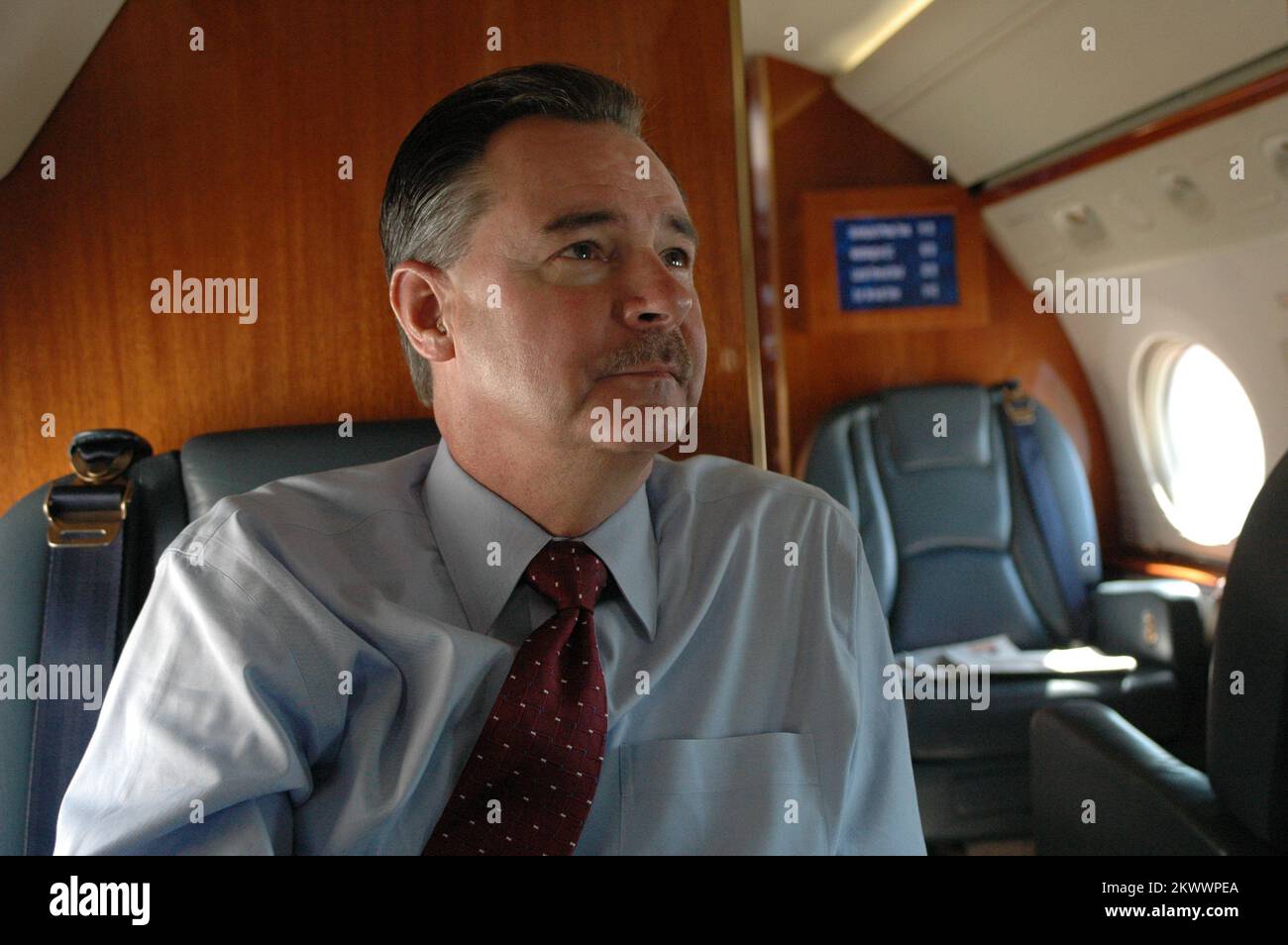 Georgien, 2. Mai 2006 FEMA Acting Director, R. David Paulison im Flugzeug des Department of Homeland Security. Er macht mehrere Stopps in den südlichen Staaten, um die FEMA-Vorbereitung für die kommende Hurrikansaison zu überprüfen. DHS/Barry Bahler... Fotos zu Katastrophen- und Notfallmanagementprogrammen, Aktivitäten und Beamten Stockfoto