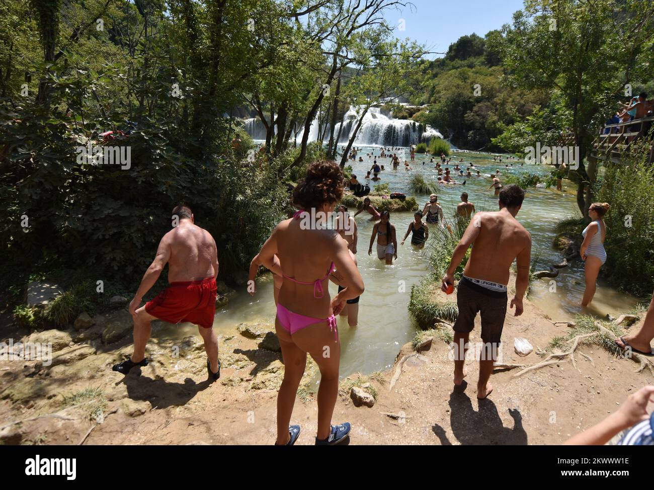 31.07.2016., Kroatien, Skapovi Krke - Nationalpark Krka erhöhte die Besucherzahlen im Vergleich zur letzten Saison um mehr als 10 Prozent. Menschenmassen in Krka sind unvermeidlich, weil alle Touristen die wunderschöne Landschaft und den eisigen Fluss genießen möchten. Stockfoto