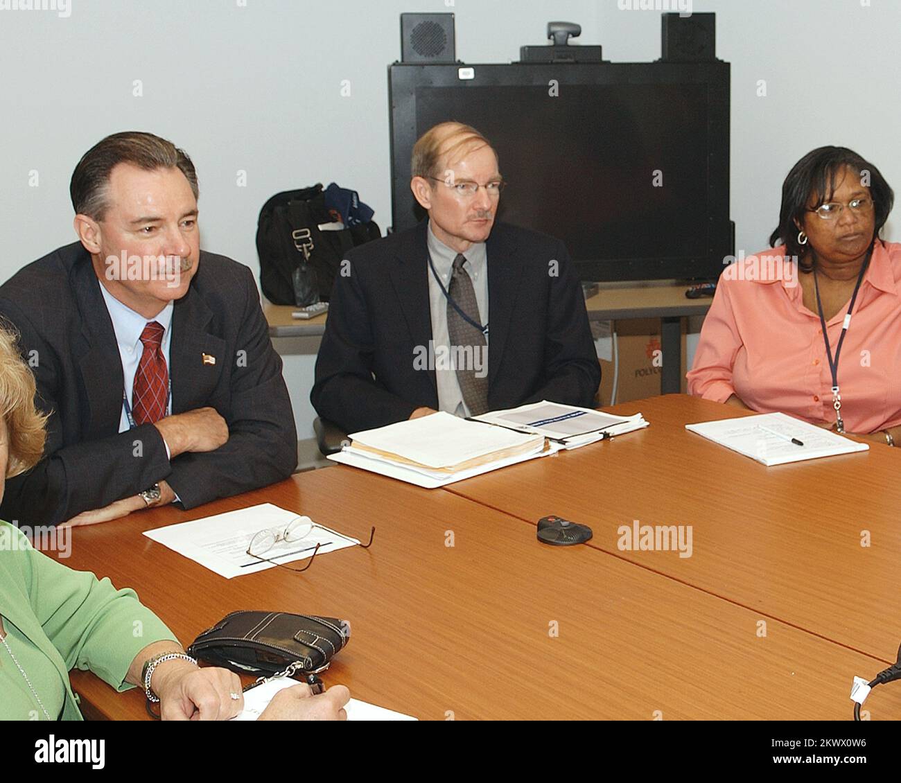 Virgina, 19.-22. Juni 2006 treffen sich R. David Paulison, Direktor der FEMA, und Vice Admiral Harvey E. Johnson, Jr., Stellvertretender Direktor und Chief Operating Officer der FEMA während der TOPOFF 4 Command Post Exercise (T4 CPX) in Verbindung mit der Forward Challenge O6 Exercise der FEMA. Regierungsbehörden hatten die Möglichkeit, ihre COOP-Pläne im Rahmen einer evaluierten, szenariobasierten Übung zu aktivieren. .. Fotos zu Katastrophen- und Notfallmanagementprogrammen, Aktivitäten und Beamten Stockfoto