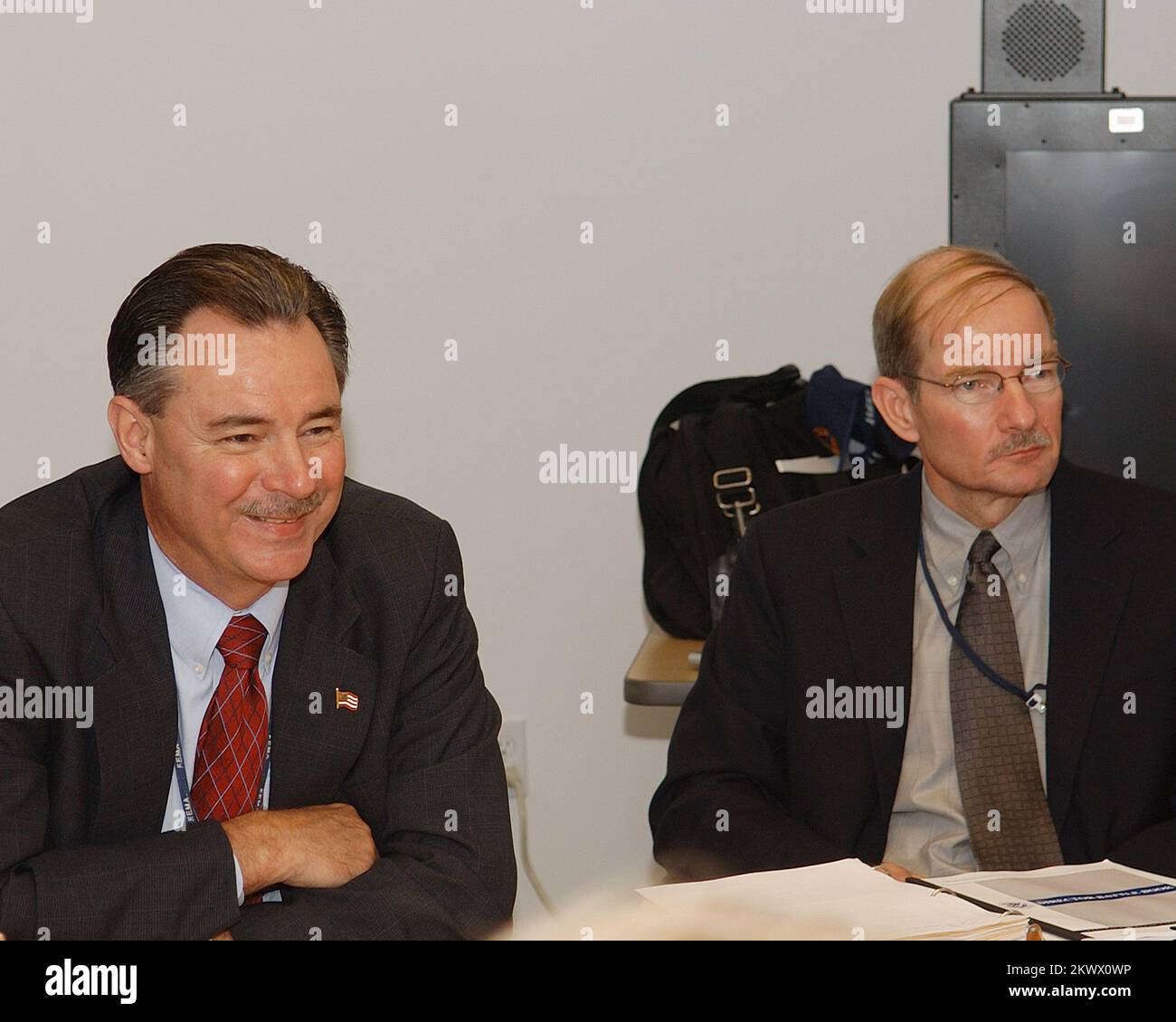 Virgina, 19.-22. Juni 2006 treffen sich R. David Paulison, Direktor der FEMA, und Vice Admiral Harvey E. Johnson, Jr., Stellvertretender Direktor und Chief Operating Officer der FEMA während der TOPOFF 4 Command Post Exercise (T4 CPX) in Verbindung mit der Forward Challenge O6 Exercise der FEMA. Regierungsbehörden hatten die Möglichkeit, ihre COOP-Pläne im Rahmen einer evaluierten, szenariobasierten Übung zu aktivieren. .. Fotos zu Katastrophen- und Notfallmanagementprogrammen, Aktivitäten und Beamten Stockfoto
