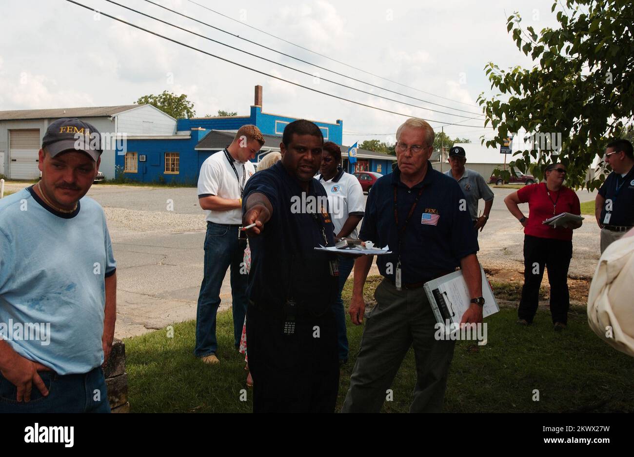 Federalsburg, MD, 28. Juni 2006 Ein FEMA Individual Assistance (IA) Damage Assessment Team untersucht Sachschäden, die durch 4 Tage starken Regenfalls und Überschwemmungen beschädigt wurden, um eine Empfehlung für eine Katastrophenmeldung abgeben zu können. .. Fotos zu Katastrophen- und Notfallmanagementprogrammen, Aktivitäten und Beamten Stockfoto