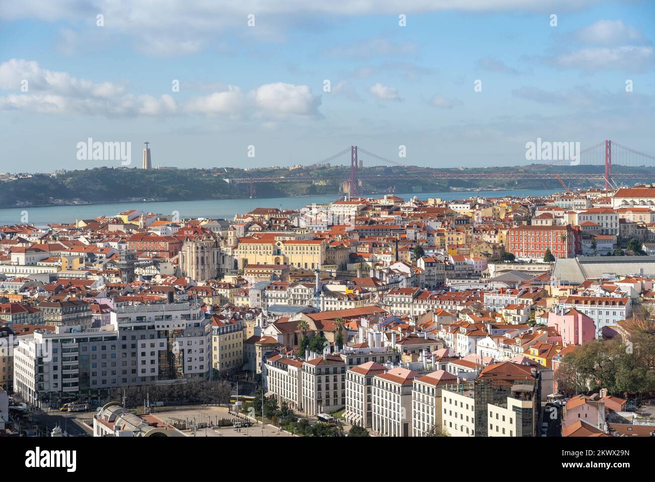 Luftaufnahme von Lissabon mit Brücke 25 de Abril und Heiligtum von Christus dem König im Hintergrund - Lissabon, Portugal Stockfoto