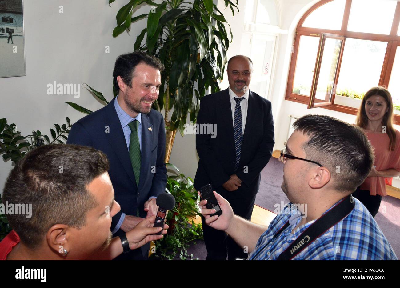 19.08.2016., Slavonski Brod, Kroatien - Botschafter des Vereinigten Königreichs Großbritannien und Nordirland in der Republik Kroatien Andrew Stuart Dalgleish besucht die Stadt Slavonski Brod. Botschafter beim Bürgermeister Deputy Hrvoje Andric. Stockfoto