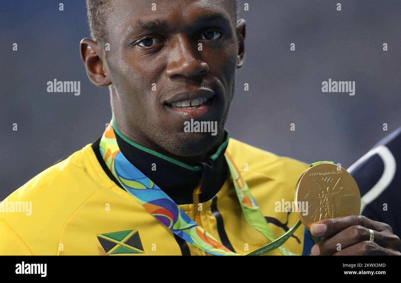 Usain Bolt von Jamaika posiert mit Goldmedaille nach dem 200-Meter-Event der Männer während der Olympischen Spiele 2016 in Rio de Janeiro, Brasilien, am 19. August 2016. Stockfoto