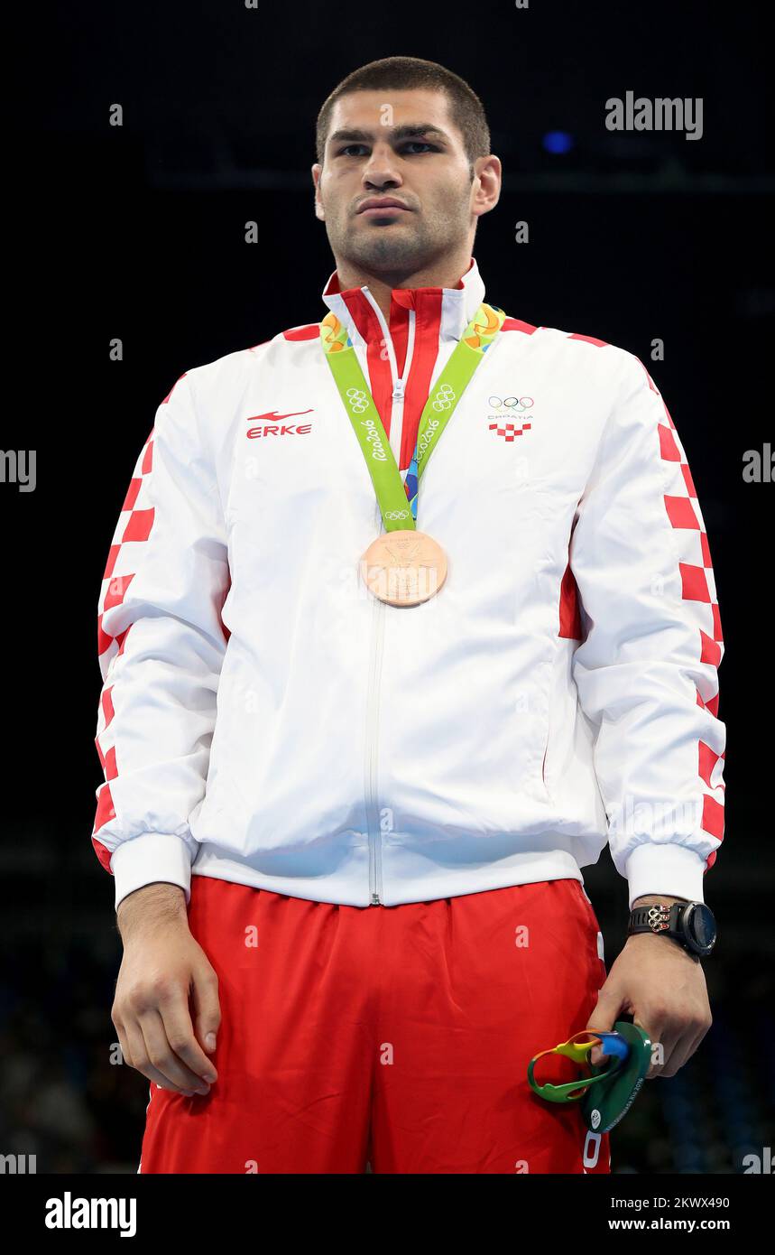 21.08.2016., Rio de Janeiro, Brasilien - Bronzemedaillengewinner Filip Hrgovic von Kroatien posieren auf dem Podium während der Medaillenzeremonie für den Boxsport der Herren Super Heavy +91kg. Stockfoto