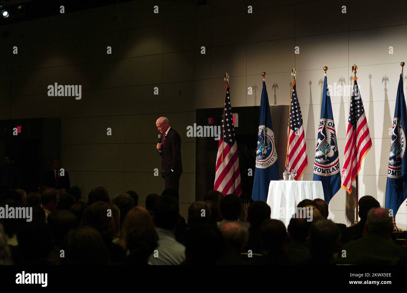 Washington, DC, 11. September 2006, Secretary of the Department of Homeland Security, Michael Chertoff, spricht mit DHS-Mitarbeitern im Reagan Office Building zur Erinnerung an den 11. September 2001. Das DHS besteht aus mehreren Abteilungen: Direktion für Vorsorge, Wissenschaft und Technologie (R&D), Management, Politik und FEMA (Federal Emergency Management Agency). Weitere Komponenten des DHS sind Operations Coordination, Domestic Nuclear Detection Office, Transportation Security Administration (TSA), US Customs and Border Protection (CBP), US Immigration and Customs Enforcement (ICE), Federal Law Enforc Stockfoto