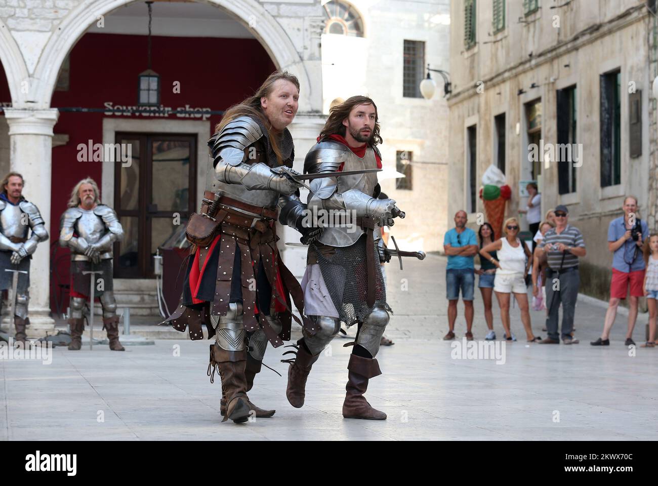 03.09.2016., Sibenik - Kroatien - auf der Messe im mittelalterlichen Sibenik war die tschechische Gruppe Marcus M. Knights Kampf und Tänzer für Touristen attraktiv. Stockfoto