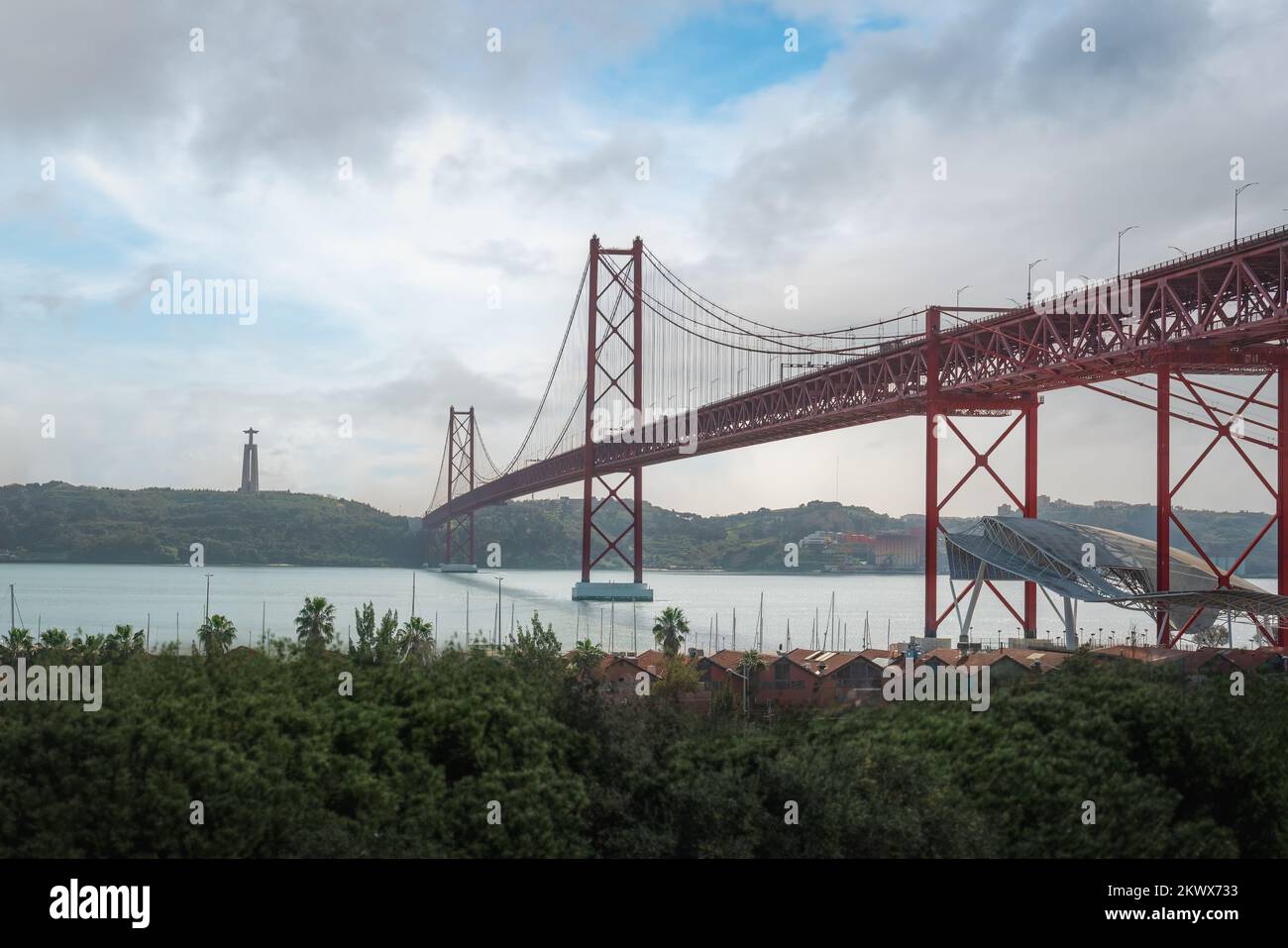 Brücke 25 de Abril, Heiligtum von Christus, Skyline des Königs und Fluss Tejo (Rio Tejo) - Lissabon, Portugal Stockfoto