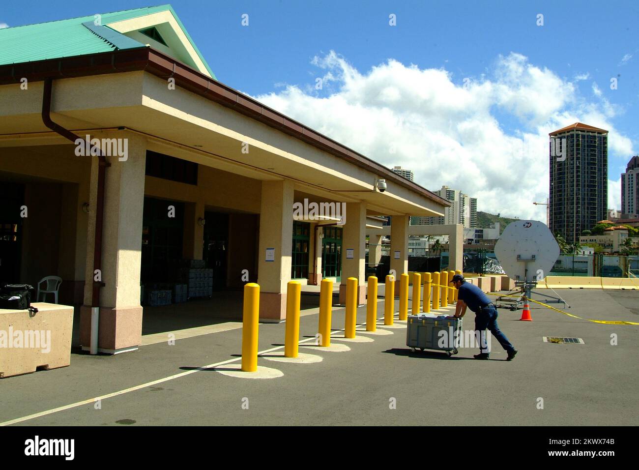 Earthquake, Honolulu, HI, 28. Oktober 2006 – Ein FEMA MERS-Spezialist rollt die Ausrüstung in das Joint Field Office, um die Kommunikation einzurichten. Das JFO wurde kürzlich für FEMA-Wiederherstellungsmaßnahmen eröffnet. Adam DuBrowa/FEMA... Fotos zu Katastrophen- und Notfallmanagementprogrammen, Aktivitäten und Beamten Stockfoto
