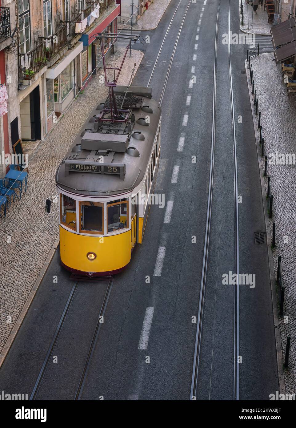 Blick von oben auf eine gelbe Straßenbahn - Lissabon, Portugal Stockfoto