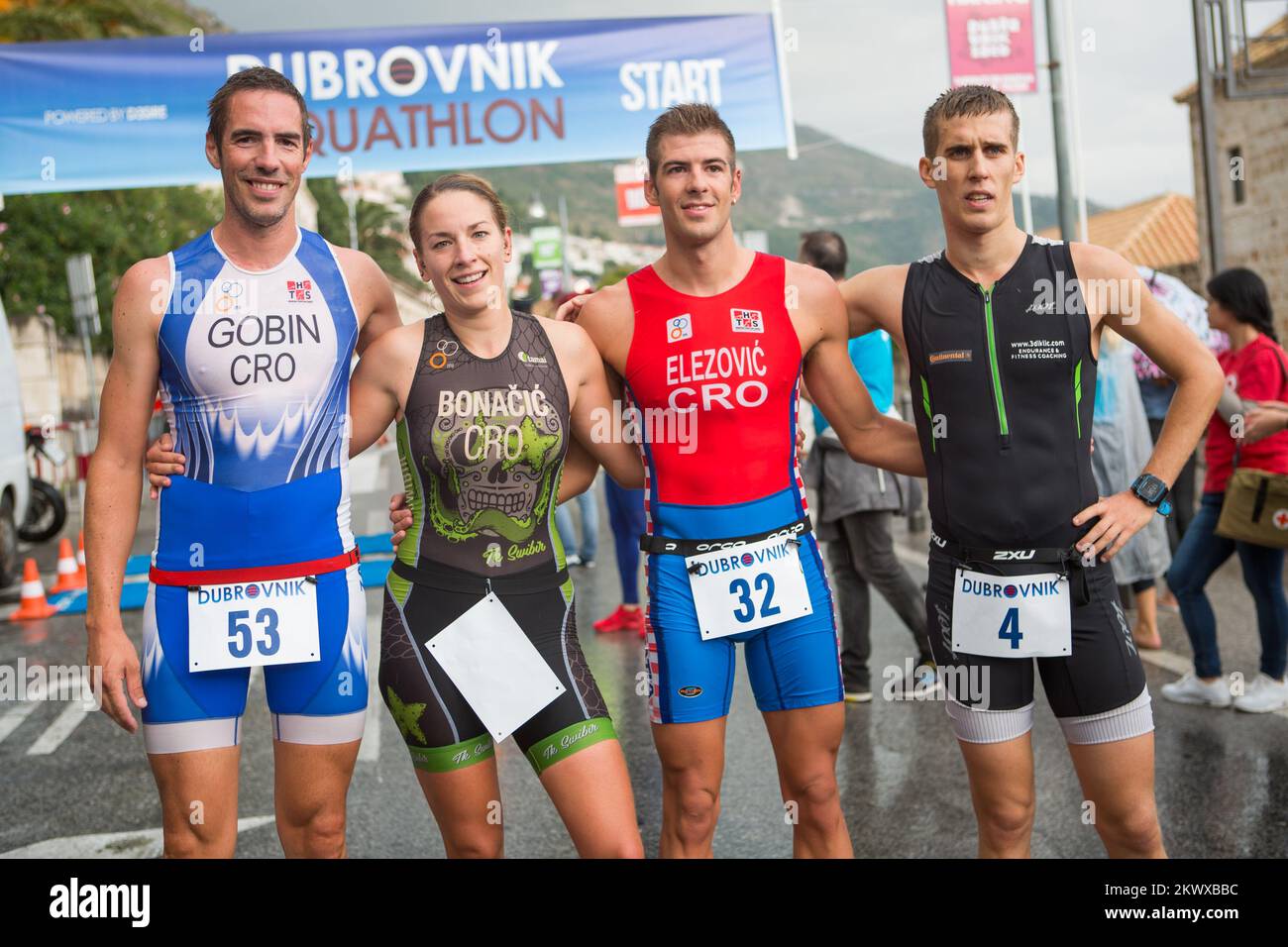 02.10.2016., Ploce, Komarda, Dubrovnik - der erste Dubrovnik Aquathlon, der vom Dubrovnik Triatlon Club organisiert wurde, fand in der Gegend von Ploce, Saint James und Lazareti statt. Dieses polyvalente Erlebnis beinhaltete Schwimmen (1000 Meter in jedem Stil) und Laufen (5000 Meter). Ivan Gobin, Maja Bonacic, Toni Elezovic, Jaksa Diklic. Stockfoto