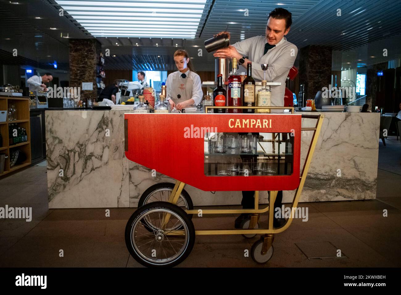 Der Campari-Cocktail bietet Pastamara-Bar-Cucina und Restaurant im Ritz-Carlton Hotel in Wien, Österreich. Das Ritz-Ca ist ein kulinarischer Hotspot für Einheimische Stockfoto