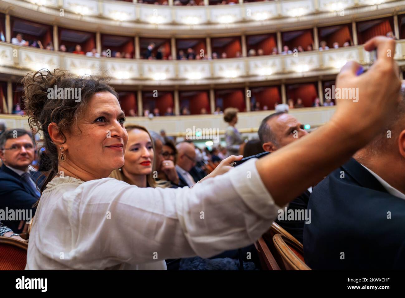 Innenansicht der Wiener Staatsoper. Wiener Staatsoper produziert 50-70 Opern und Ballette in etwa 300 Auftritten pro Jahr. Wien, Österreich, Europa. Stockfoto