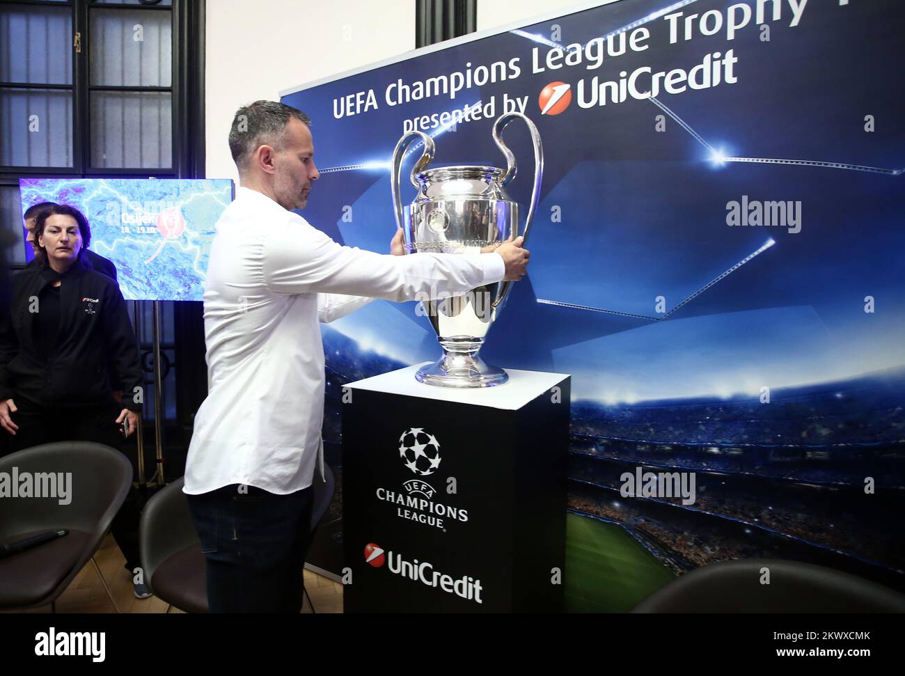 21.10.2016., Kroatien, Zagreb - die City Savings Bank of Zagrebacka Banka hielt im Rahmen der UEFA Champions League Trophy Tour eine Pressekonferenz ab, auf der Ryan Giggs, Botschafter der UniCredit Group, die prestigeträchtigste Trophäe des europäischen Vereins überreichte, die für den Gewinner der Champions League bestimmt war. Stockfoto