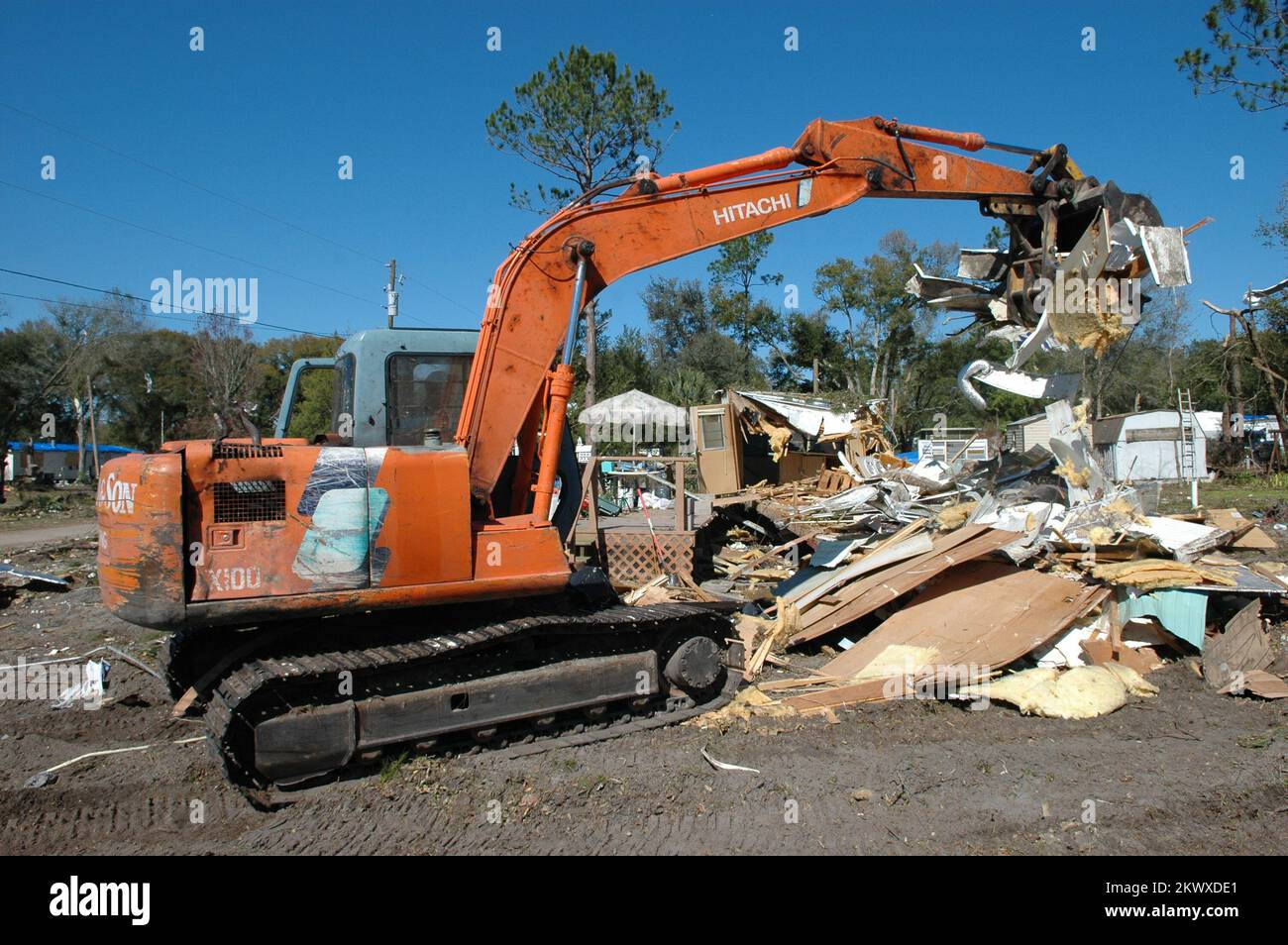 Schwere Stürme und Tornados, Lady Lake, Florida, 6. Februar 2007 Ein Techniker Räumt Trümmer aus einem zerstörten Haus auf. Die Säuberung begann schnell, nachdem die Tornados im Zentrum Floridas eintrafen. Mark Wolfe/FEMA.. Fotos zu Katastrophen- und Notfallmanagementprogrammen, Aktivitäten und Beamten Stockfoto