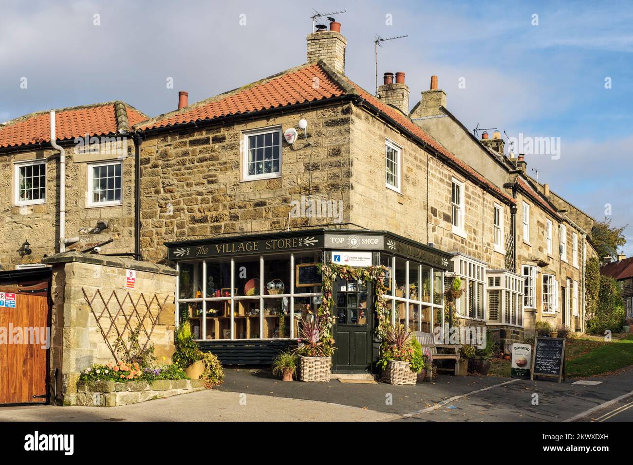 The Village Store in traditionellem Steingebäude im North York Moors National Park. Osmotherley, Northallerton, North Yorkshire, England, Vereinigtes Königreich, Großbritannien Stockfoto