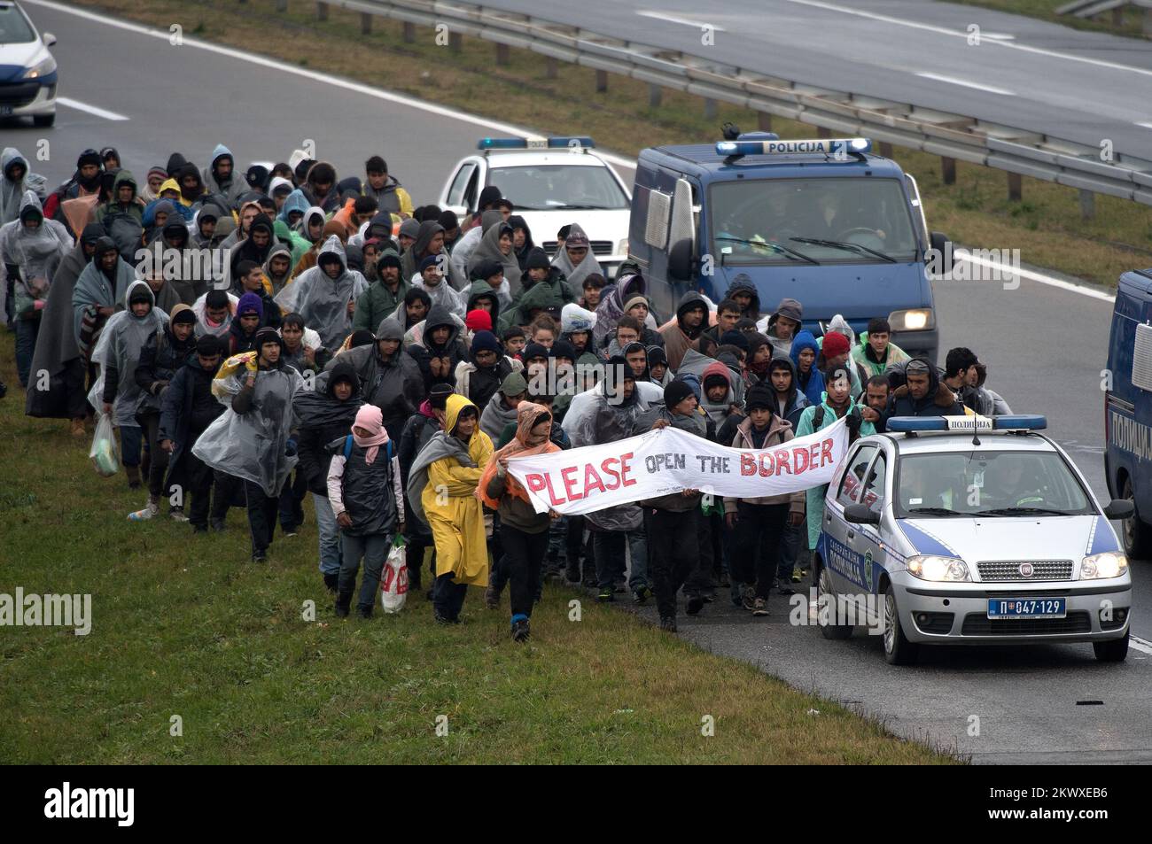 12.11.2016., Belgrad, Serbien - Eine Gruppe von mehr als 100 Migranten, überwiegend aus Afghanistan und Pakistan, ging zu Fuß von Belgrad nach Kroatien, und sie befinden sich derzeit auf der E-70 in der Nähe von Pecinac. Foto: Srdjan Ilic/PIXSELL Stockfoto