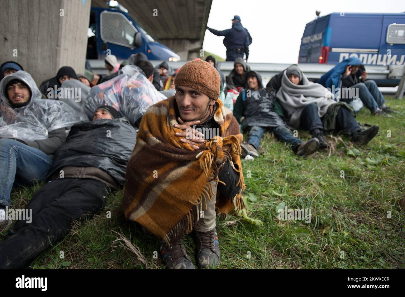 12.11.2016., Belgrad, Serbien - Eine Gruppe von mehr als 100 Migranten, überwiegend aus Afghanistan und Pakistan, ging zu Fuß von Belgrad nach Kroatien, und sie befinden sich derzeit auf der E-70 in der Nähe von Pecinac. Foto: Srdjan Ilic/PIXSELL Stockfoto
