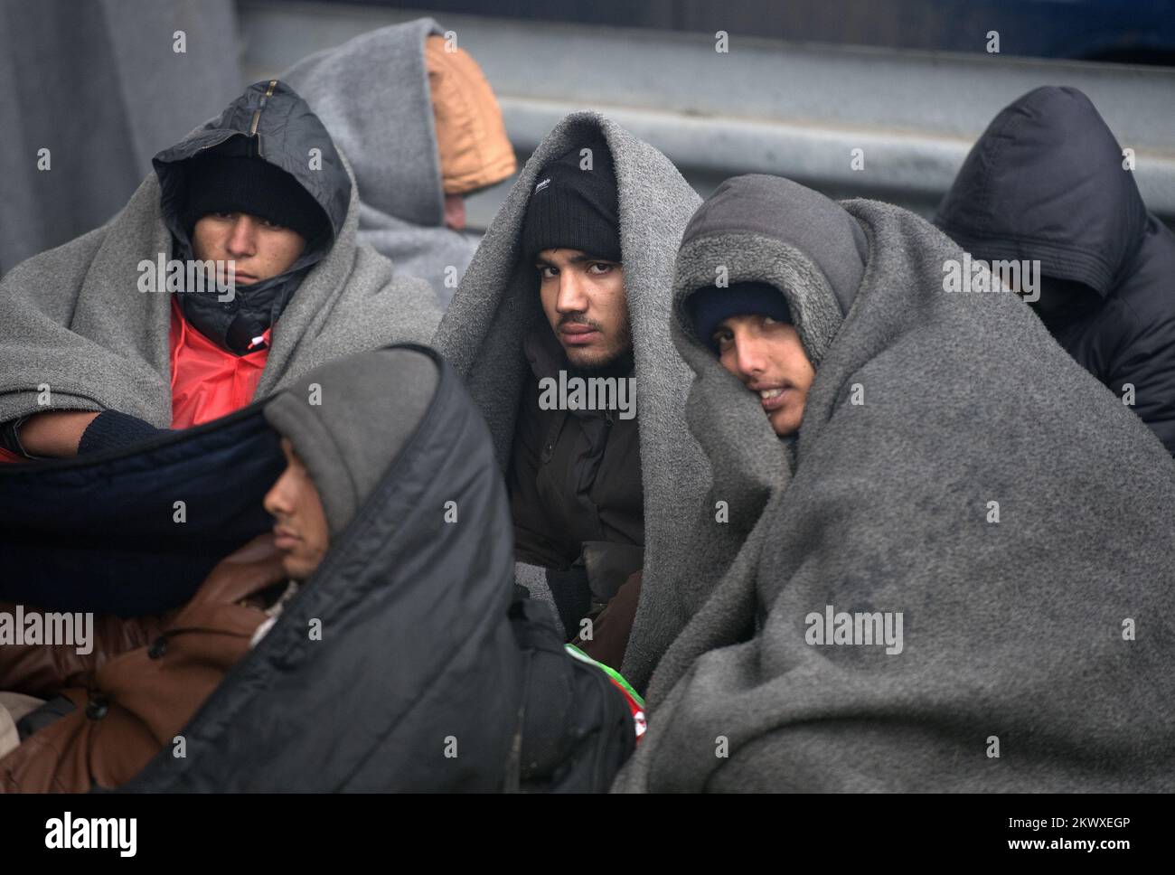 Eine Gruppe von über 100 Migranten, überwiegend aus Afghanistan und Pakistan, ging zu Fuß von Belgrad nach Kroatien, und sie befinden sich derzeit auf der E-70 in der Nähe von Pecinac. Stockfoto