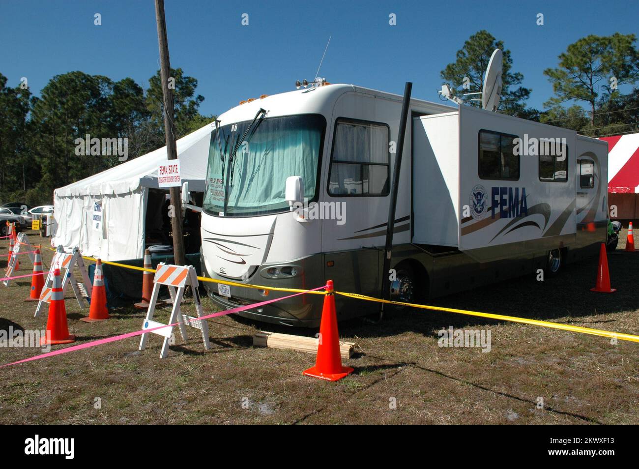 Severe Storms and Tornadoes, Lake County, Florida, 7. Februar 2007 Ein FEMA-Fahrzeug befindet sich im Lake Mack Road Disaster Recovery Center (DRC) der FEMA, um die Einrichtung zu unterstützen. FEMA nutzt Satellitentechnologie, um in Bereichen, in denen die Internetverbindung unterbrochen wurde, in Verbindung zu bleiben. Mark Wolfe/FEMA.. Fotos zu Katastrophen- und Notfallmanagementprogrammen, Aktivitäten und Beamten Stockfoto