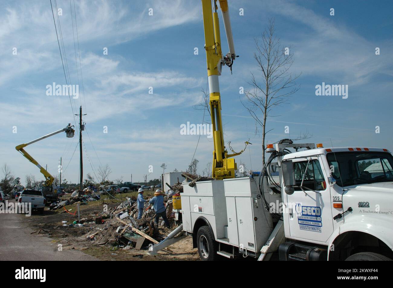 Severe Storms and Tornadoes, Lake County, Florida, 9. Februar 2007 Mitarbeiter des Unternehmens Power arbeiten daran, den Strom in Lake County wiederherzustellen. Die Tornados im Zentrum Floridas zerstörten dieses und andere Gebiete im County. Mark Wolfe/FEMA.. Fotos zu Katastrophen- und Notfallmanagementprogrammen, Aktivitäten und Beamten Stockfoto