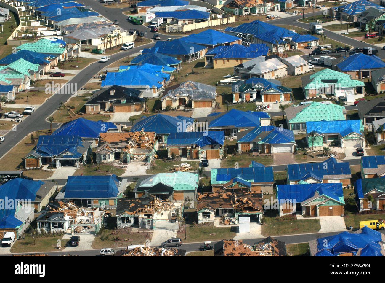 Severe Storms and Tornadoes, Sumter County, FL, 9. Februar 2007 Damage, Blaue Planen und neue Bedachungsmaterialien sind aus diesem Bereich der Dörfer zu sehen, die von den jüngsten Tornados betroffen sind. Die Erholung von den Tornados schreitet voran. Mark Wolfe/FEMA.. Fotos zu Katastrophen- und Notfallmanagementprogrammen, Aktivitäten und Beamten Stockfoto