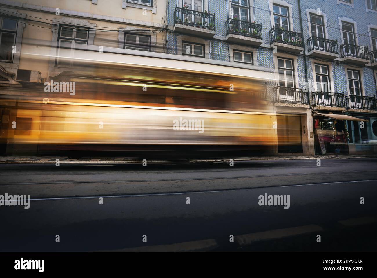 Gelbe Straßenbahn in einer Straße von Lissabon - Lissabon, Portugal Stockfoto